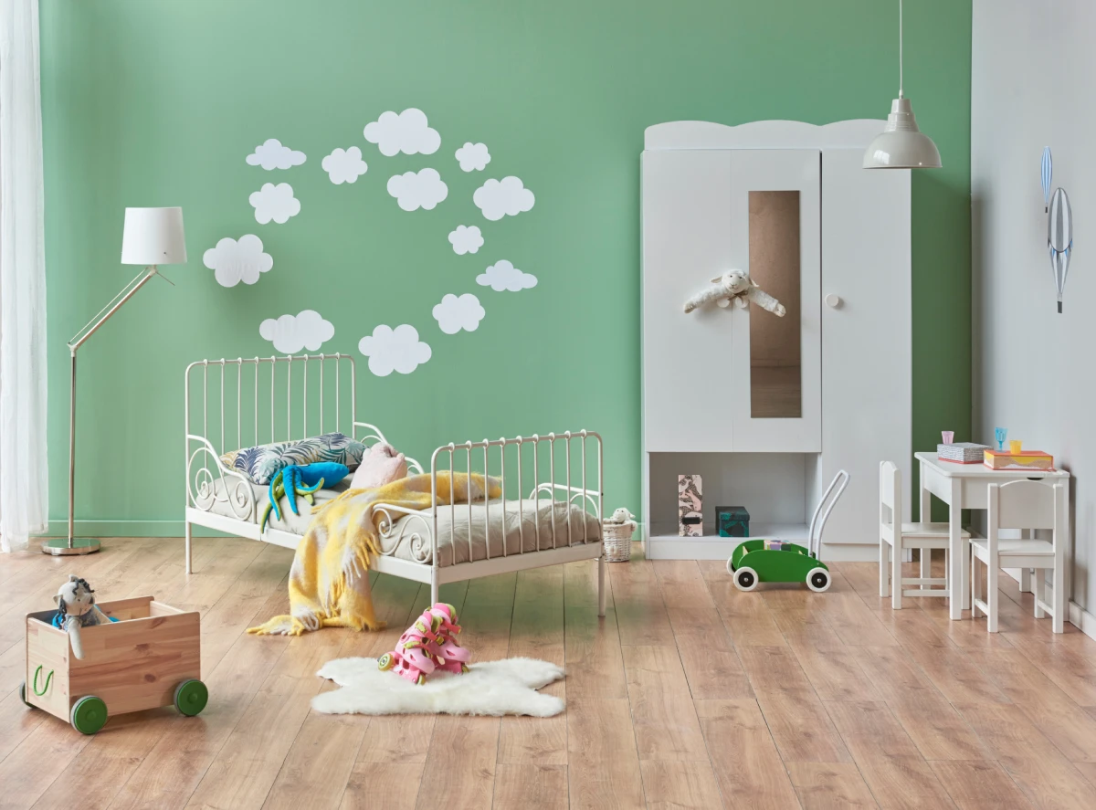зелені стіни в дитячій кімнаті – це свобода творчості для дизайнера та атмосфера спокою, необхідна для дитини